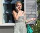 Blake Lively alias Serena Van der Woodsen dans Gossip Girl : jupe estivale Porter Gray, it-bag Mulberry vert et boucles d'oreille Oscar de la Renta