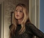 Blake Lively alias Serena Van der Woodsen dans Gossip Girl : un simple sweat et un jean J-Brand et le tour est joué ! <br />