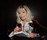 Amanda Lear à l\'hôtel Mathurin, présente ses toiles et son livre, le 18 octobre 2011