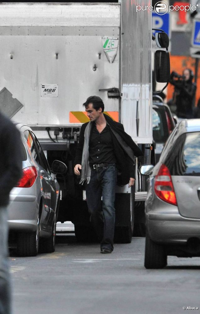 Raphaël Enthoven rend visite à Carla Bruni, maman d'une petite Giulia depuis le 19 octobre 2011. 20 octobre 2011 