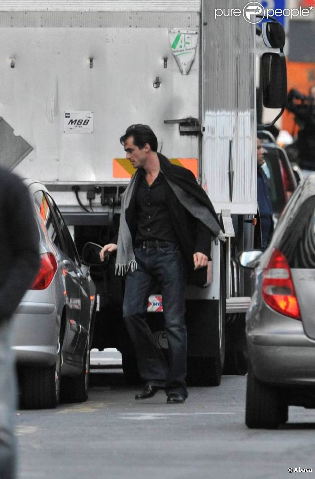 Raphaël Enthoven rend visite à son ancienne compagne Carla Bruni, maman d'une petite Giulia depuis le 19 octobre 2011.