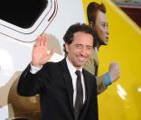 Gad Elmaleh s'apprête à monter dans le Thalys aux couleurs des  Aventures de Tintin : Le Secret de la Licorne , à Bruxelles, le 22 octobre 2011.