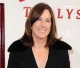 La productrice Kathleen Kennedy s'apprête à monter dans le Thalys aux couleurs des  Aventures de Tintin : Le Secret de la Licorne , à Bruxelles, le 22 octobre 2011.
