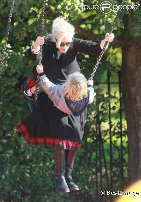Gwen Stefani fait de la balançoire dans un jardin public avec ses enfants, samedi 22 octobre 2011.