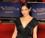 Freida Pinto à Londres pour la première de Trishna de Michael Winterbottom, le 22 octobre 2011. L'actrice indienne avait choisi une tenue et un sac Ralph Lauren Collection et des bijoux Chopard. 