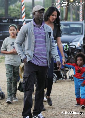 Djimon Hounson et Kimora Lee emmènent leur fils Kenzo Lee chez Mr Bone's Pumpkin Patch à Los Angeles le 22 octobre 2011.