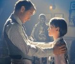 Jude Law et Asa Butterfield dans Hugo Cabret