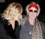 Keith Richards est accompagné, à New York le 25 octobre 2011 pour la projection de Rhum Express