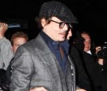 Johnny Depp sous haute protection, à New York le 25 octobre 2011 pour la projection de Rhum Express