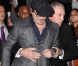 Johnny Depp escorté par son garde du corps, à New York le 25 octobre 2011 pour la projection de Rhum Express