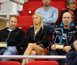 Maria Sharapova au Sinan Erdem Dome le 23 octobre 2011, observant son fiancé Sasha Vujacic en plein match avec son club de l'Anadolu Efes. 