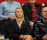 Maria Sharapova à Istanbul le 23 octobre 2011, observant son fiancé Sasha Vujacic en plein match avec son club de l'Anadolu Efes. 