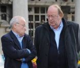 Thierry Roland et Bernard Mabille lors des obsèques de Jean Amadou au Père-Lachaise, le 27 octobre 2011