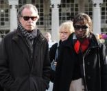 Michel Leeb et Sylviane Codjia, la compagne de Jean Amadou, lors des obsèques de Jean Amadou au Père-Lachaise, le 27 octobre 2011