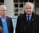 Jacques Mailhot et Thierry Roland lors des obsèques de Jean Amadou au Père-Lachaise, le 27 octobre 2011