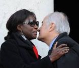 Jean Tiberi, Jean-François Balmer et la compagne de Jean Amadou, Sylviane Codjia, lors des obsèques de Jean Amadou au Père-Lachaise, le 27 octobre 2011
