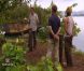 Denis Brogniart en face des deux émissaires Martin et Anthony dans Koh Lanta Raja Ampat le vendredi 28 octobre 2011 sur TF1