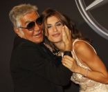 Le mannequin Elisabetta Canalis et son ami créateur Roberto Cavalli, sur le tapis rouge des GQ Men Of The Year 2011. Berlin, le 28 octobre 2011.
