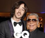 Roberto Cavalli et son fils Daniele, élégants en smoking et costume, présente leur trophée. Berlin, le 28 octobre 2011.