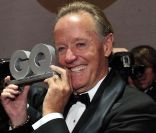 Peter Fonda, tout heureux de recevoir son trophée d'Homme De L'année. Berlin, le 28 octobre 2011.