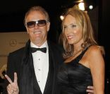 L'acteur Peter Fonda, accompagné de sa nouvelle femme Margaret Devogelaere, brandit le V de la victoire. Berlin, le 28 octobre 2011.