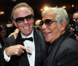 Peter Fonda et Roberto Cavalli se félicitent sur la scène du Komische Oper pour leur trophée d'Homme De L'année. Berlin, le 28 octobre 2011.