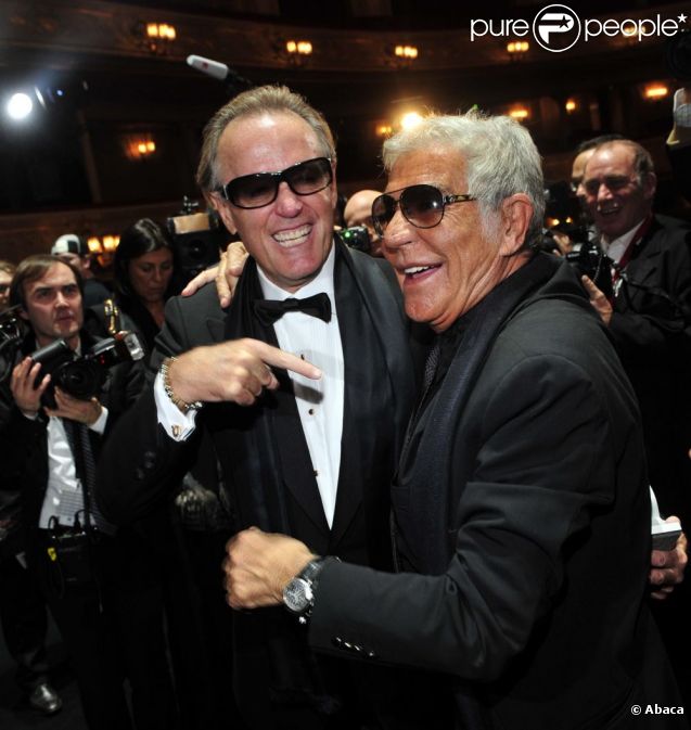 Peter Fonda et Roberto Cavalli se félicitent sur la scène du Komische Oper pour leur trophée d'Homme De L'année. Berlin, le 28 octobre 2011.