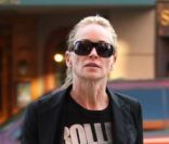 <p>Sharon Stone sort d\'un batiment médical à Beverly Hills le 26 octobre 2011</p>
<p>&nbsp;</p>