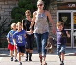 Sharon Stone emmène ses fils Roan, Laird et Quinn chez Pinkberry à West Hollywood pour manger un yaourt glacé le 27 octobre 2011 <br />