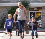 Sharon Stone court avec ses fils Roan, Laird et Quinn  le 27 octobre 2011 à Los Angeles <br />