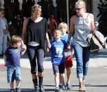 Sharon Stone passe une bonne journée avec ses fils Roan, Laird et Quinn chez Pinkberry à West Hollywood où ils vont déguster un yaourt glacé le 27 octobre 2011 <br />
