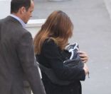 Carla Bruni quitte la clinique de la Muette à Paris, le 23 octobre 2011, avec sa petite Giulia dans les bras.