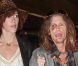 Steven Tyler, toujours bien amoché, et sa petite amie : la tournée continue