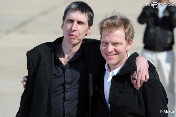 Stéphane Taponier et Hervé Guesquière à leur retour en France à la base militaire de Villacoublay, le 30 juin 2011.