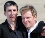 Stéphane Taponier et Hervé Guesquière à leur retour en France à la base militaire de Villacoublay, le 30 juin 2011.