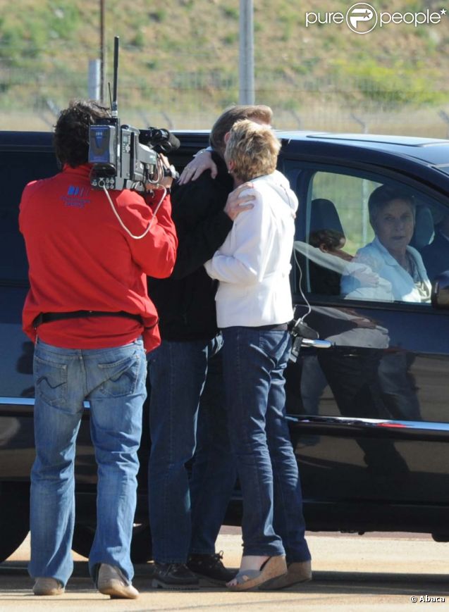 Elise Lucet dans les bras d'Hervé Guesquière, à la base militaire de Villacoublay, le 30 juin 2011.