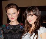 Zooey et Emily Deschanel et Ben Gibbard posent lors d'une soirée en février 2010 