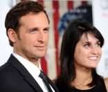 Josh Lucas accompagné, à Los Angeles pour l\'avant-première de J. Edgar, le 3 novembre.