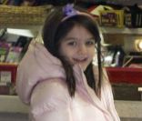 La petite Suri cherche un costume pour Halloween, le 30 octobre 2011, à Pittsburgh