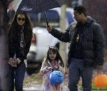 Katie Holmes et Suri Cruise déguisée en princesse pour Halloween sont protégées par le parapluie tenu par Connor Cruise, le 31 octobre 2011, à Pittsburgh
