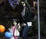 Katie Holmes, Connor Cruise et Suri Cruise déguisée en princesse pour Halloween, le 31 octobre 2011, à Pittsburgh
