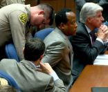 Le docteur Conrad Murray lors de l'énoncé de son verdict le 7 novembre 2011. Il a été menotté puis conduit en prison