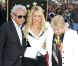 Shakira, entourée de ses parents, reçoit son étoile sur le Walk of Fame à Los Angeles, le 8 novembre 2011.