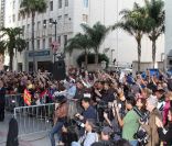 Un millier de fans est venu applaudir Shakira alors qu'elle reçoit son étoile sur le Walk of Fame à Los Angeles, le 8 novembre 2011.