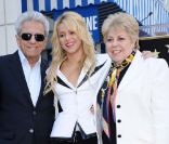 Entourée de ses parents, Shakira reçoit son étoile sur le Walk of Fame de Los Angeles, le 8 novembre 2011.