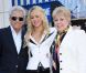 Entourée de ses parents, Shakira reçoit son étoile sur le Walk of Fame de Los Angeles, le 8 novembre 2011.