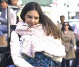 Katie Holmes et sa fille Suri Cruise, avec un look spécial, à New York. 9 novembre 2011