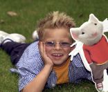 Jonathan Lipnicki et Stuart Little en juillet 2000 