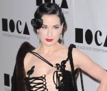 Dita Von Teese pin-up décolletée, face à Lisa Edelstein amoureuse