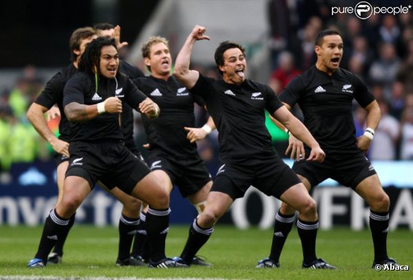 Zac Guildford (au centre) le 21 novembre 2009 à Londres
